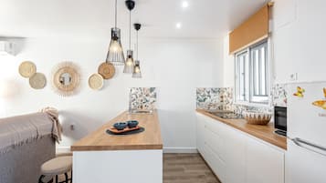 Een koelkast, een microgolfoven, een kookplaat