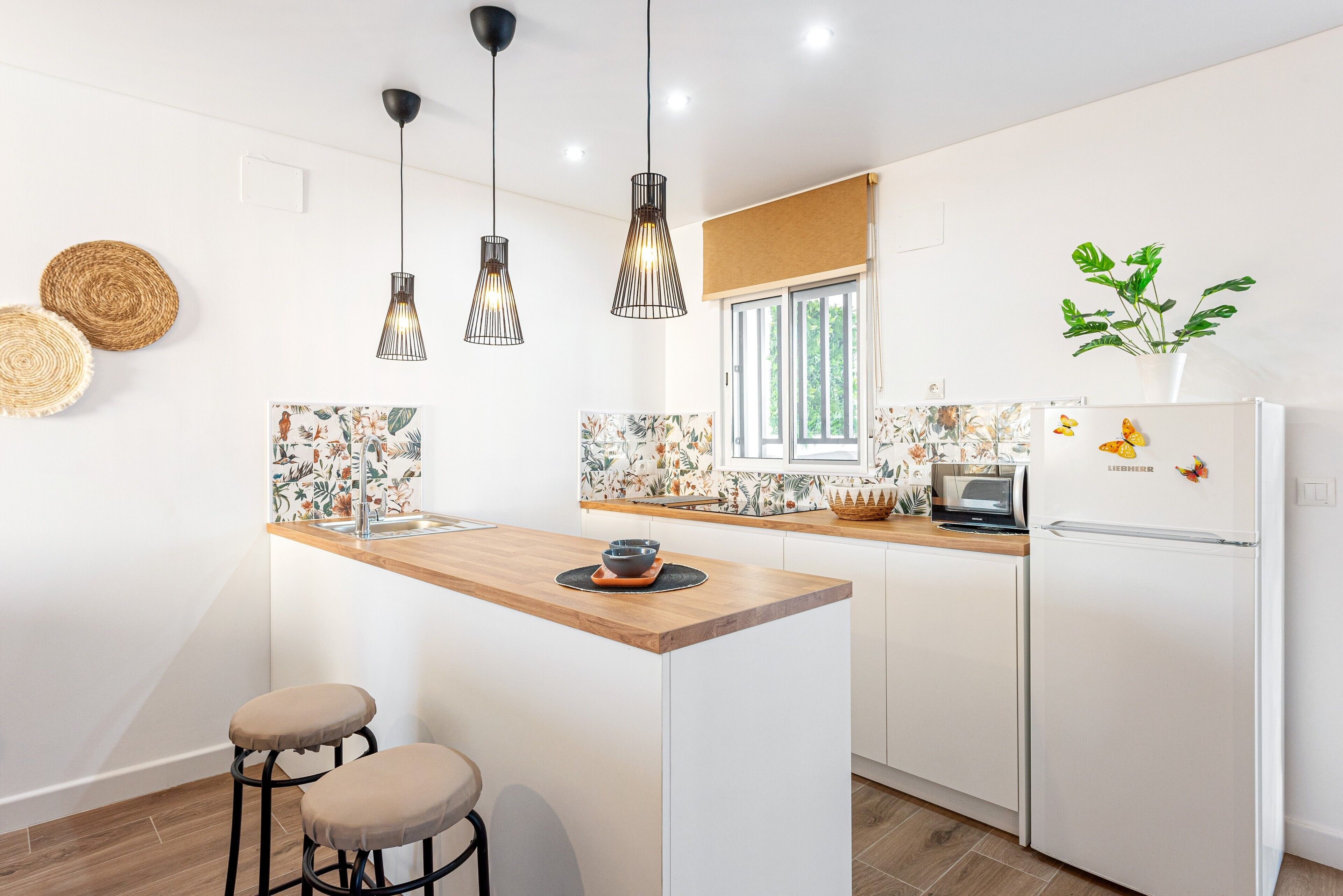 Kjøleskap, mikrobølgeovn, kokeplater og kaffetrakter/tekoker