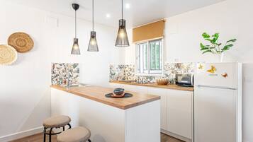 Kjøleskap, mikrobølgeovn, kokeplater og kaffetrakter/tekoker