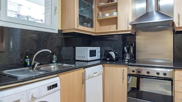 Refrigerador, microondas, placa de cocina, lavavajillas