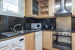 Refrigerador, microondas, parrilla de estufa y lavavajillas 