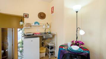 Fridge, stovetop, coffee/tea maker, electric kettle