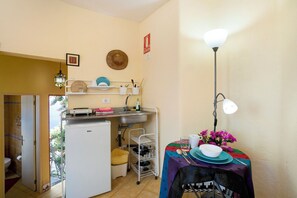 Frigorifero, piano cottura, macchina per tè/caffè, bollitore elettrico
