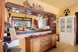 Interior - Holiday Apartment "En Jardín Mariposa" with Sea View, Shared Pool & Wi-Fi (La Matanza de Acentejo)