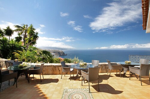 Holiday Apartment "En Jardín Mariposa" with Sea View, Shared Pool & Wi-Fi