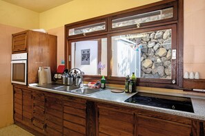 Frigorifero, piano cottura, macchina per tè/caffè, bollitore elettrico