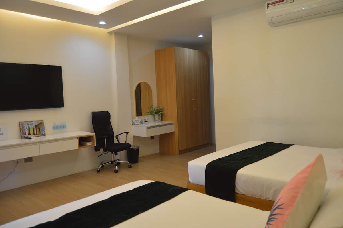 Phòng cơ bản, nhiều giường | Bộ đồ giường cao cấp, nệm có lớp đệm bông, bàn 