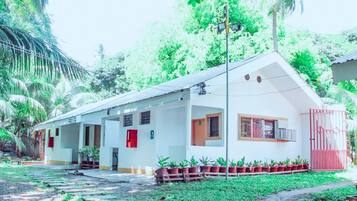 Premium bedding, pillowtop beds, desk, free WiFi