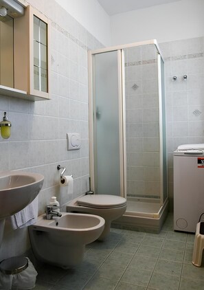 Douche, séchoir à cheveux, serviettes fournies