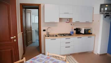 Kühlschrank, Herdplatte, Wasserkocher mit Kaffee-/Teezubehör