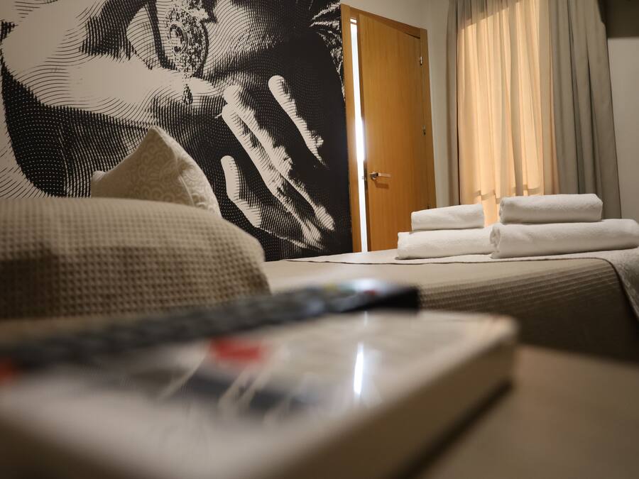 Habitación con 1 cama doble o 2 individuales | Sistema de insonorización y wifi gratis