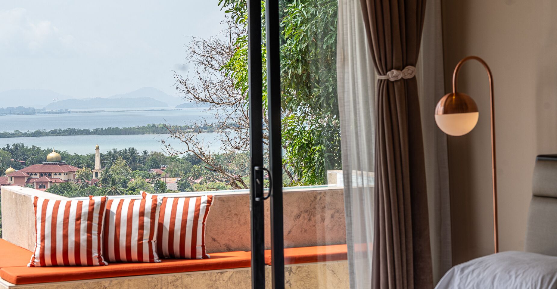 5 slaapkamers, een bureau, een strijkplank/strijkijzer, reisbedje