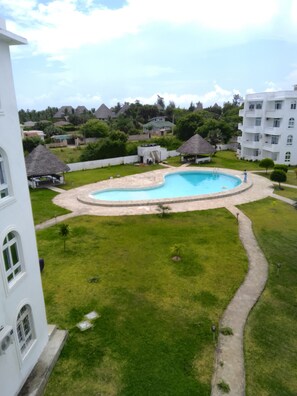 Pool - Cossy apartments ,3 minutes walk to the beach, free WiFi, pool, parking. (Malindi)