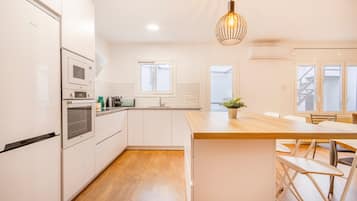 Een koelkast, een magnetron, een oven, een kookplaat