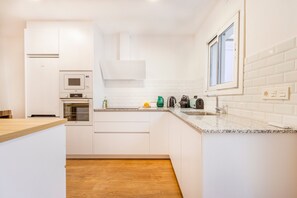 Geladeira, micro-ondas, fogão, cooktop