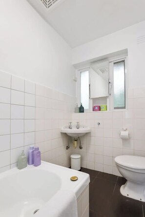 Douche, sèche-cheveux, serviettes fournies