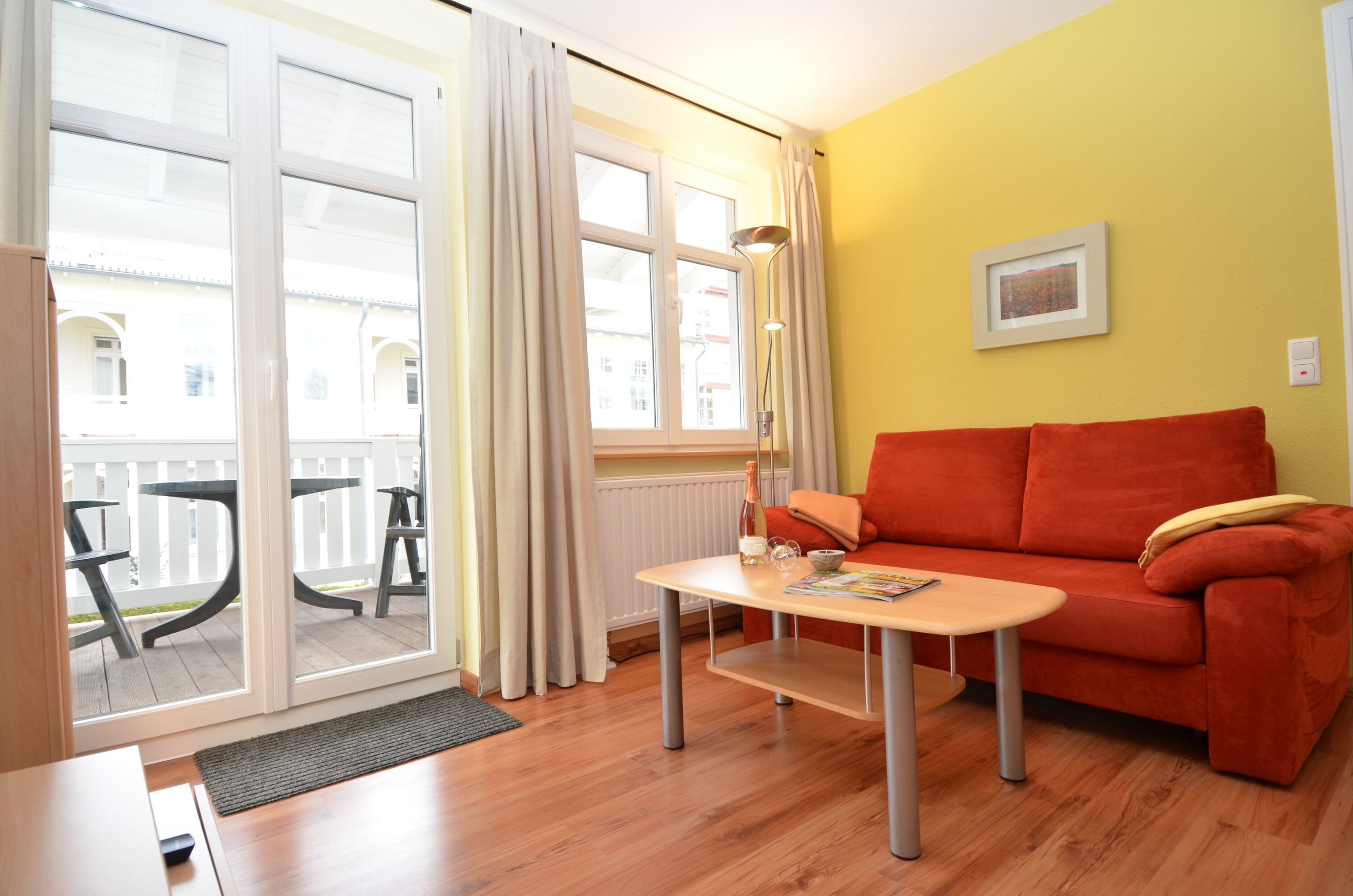 Wohnzimmer mit Zugang Balkon