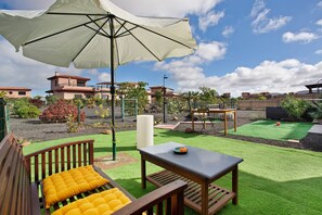 Outdoor dining - Vacation Home 'Amadeus' with Shared Pool, Private Terrace and Wi-Fi (La Oliva)