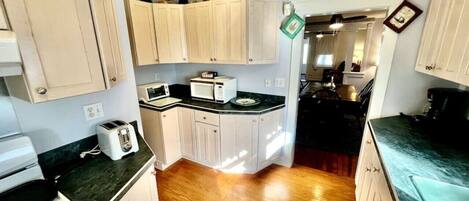 Køleskab, mikrobølgeovn, ovn, kogeplade