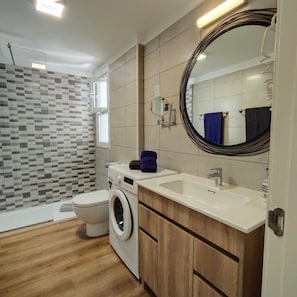 Shower, hair dryer, towels