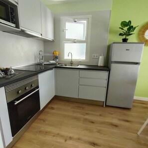 Køleskab, mikrobølgeovn, ovn, kogeplade