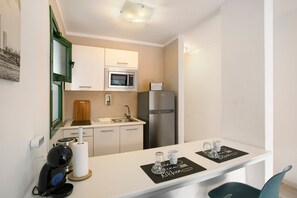 Frigorifero, microonde, piano cottura, macchina per tè/caffè