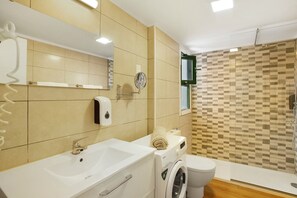 Suihku, hiustenkuivaaja, pyyhkeet