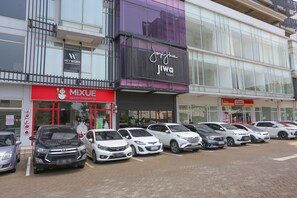 Free self parking - OYO 93432 Tree Room Hotel (Tangerang)