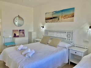 1 habitación, tabla de planchar con plancha y cuna de viaje 