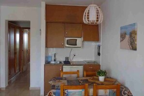Kühlschrank, Mikrowelle, Wasserkocher mit Kaffee-/Teezubehör, Toaster