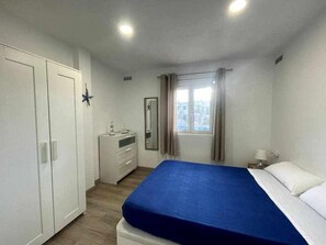 2 habitaciones, tabla de planchar con plancha y cuna de viaje 