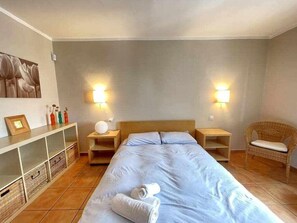1 chambre, fer et planche à repasser, lit de bébé portatif