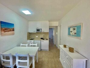 Kühlschrank, Mikrowelle, Wasserkocher mit Kaffee-/Teezubehör, Toaster