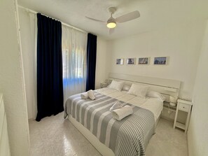 1 habitación, tabla de planchar con plancha y cuna de viaje 