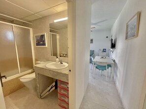 Hair dryer, towels - Forcat - Apartamento Bajo con Jardín y Piscina (Cala Blanes)