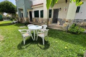 Outdoor dining - Forcat - Apartamento Bajo con Jardín y Piscina (Cala Blanes)