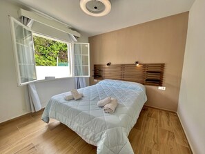 2 bedrooms, iron/ironing board, bed sheets