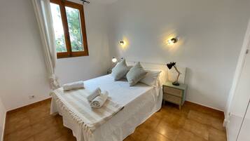 2 bedrooms, iron/ironing board, travel cot, bed sheets