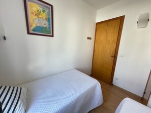 2 bedrooms, travel cot, WiFi, bed sheets
