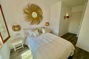 2 habitaciones, tabla de planchar con plancha y cuna de viaje