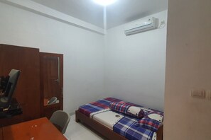Standard Double Room | Desk, free WiFi, bed sheets - Hotel O Damia Homestay Syariah (Surabaya)