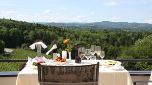 Mesa lista para una comida con una vista panorámica de montañas al fondo.