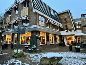A hotel with a brick facade, large windows, and a sign indicating it is a hotel. - De Stobbe hotel & suites (Ruinen)