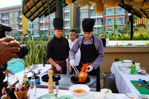 Outdoor banquet area - Jennalee Luxury Chiangmai (Hang Dong)
