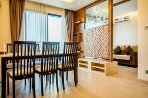 家庭套房, 2 間臥室, 非吸煙房, 按摩浴缸 | 起居區 | 32-吋平面電視，提供有線頻道