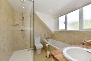 Een douche, een haardroger, handdoeken, zeep