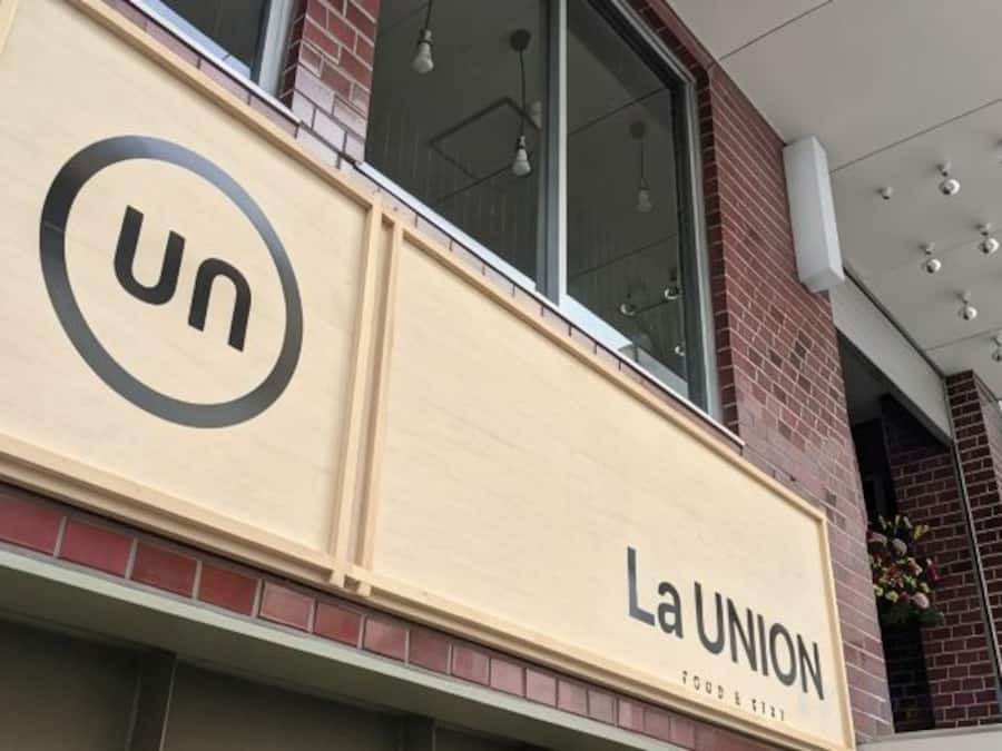 A building facade with a sign that reads 'La UNION' and a logo with the letter 'un'.
