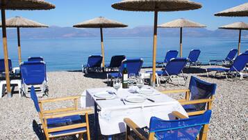 Bữa sáng đặc sản địa phương hàng ngày (10 EUR/mỗi người)