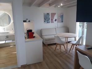 Frigorífico grande y isla de cocina