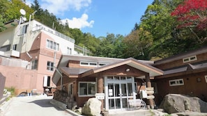 A building with a front entrance, a ramp, and a stone statue.